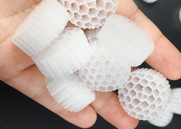 पीई38 25*4 मिमी एचडीपीई एमबीबीआर बायो फिल्टर मीडिया सेफ्टी मूविंग बेड बड़ा सतह क्षेत्र