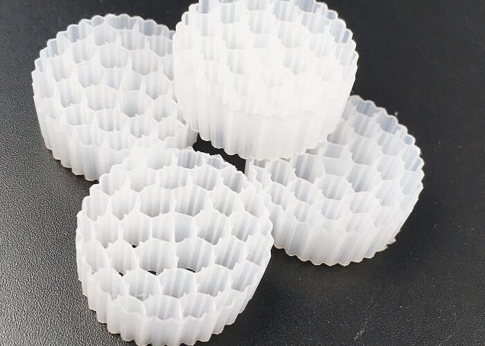 पीई38 25*4 मिमी एचडीपीई एमबीबीआर बायो फिल्टर मीडिया सेफ्टी मूविंग बेड बड़ा सतह क्षेत्र