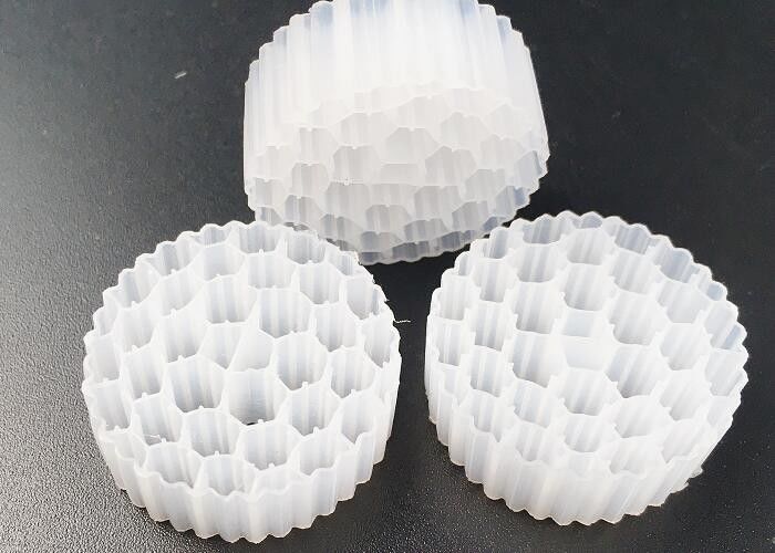 पीई38 25*4 मिमी एचडीपीई एमबीबीआर बायो फिल्टर मीडिया सेफ्टी मूविंग बेड बड़ा सतह क्षेत्र