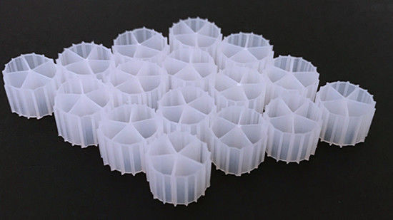 लोकप्रिय 11*7mm सफेद रंग और कुंवारी एचडीपीई सामग्री मछलीघर के लिए एमबीबीआर जैव गेंदों