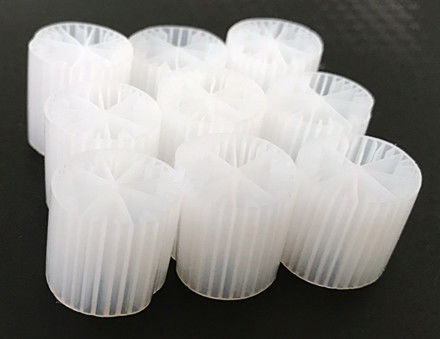 15*15 मिमी का आकार सफेद रंग और कुंवारी एचडीपीई सामग्री के साथ एमबीबीआर फिल्टर मीडिया अनायरबिक टैंक के लिए