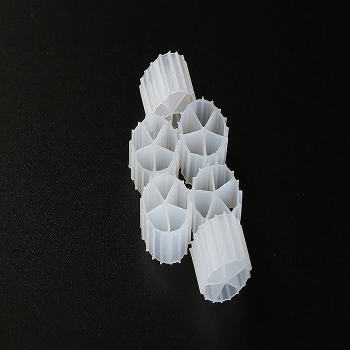 उच्च जैविक गतिविधि सफेद प्लास्टिक फिल्टर मीडिया एचडीपीई मछली तालाब के लिए