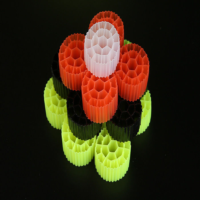 लाल/पीला प्लास्टिक एमबीबीआर बायो मीडिया K1 500 m2/m3 सफेद रंग के साथ सतह क्षेत्रफल