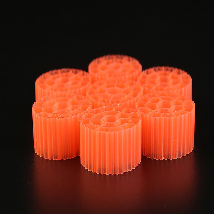 एमबीबीआर बायोफिल्टर मीडिया प्लास्टिक फिल्टर मीडिया 0.96 - 0.98g/cm3 घनत्व और सफेद रंग