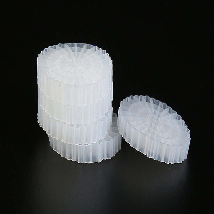 अपशिष्ट जल उपचार फ्लोटिंग फिल्टर मीडिया 64 छेद K5 बायो मीडिया के साथ कुंवारी एचडीपीई सामग्री