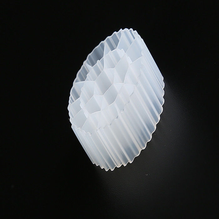 चीन कारखाना k1 kaldnes प्लास्टिक मछली पालन मीडिया मछली पालन के लिए तैरता जैव वाहक आरएएस mbbr रिएक्टर एचडीपीई एफडीए सुरक्षित