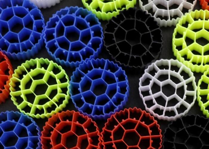 चीन कारखाना k1 kaldnes प्लास्टिक मछली पालन मीडिया मछली पालन के लिए तैरता जैव वाहक आरएएस mbbr रिएक्टर एचडीपीई एफडीए सुरक्षित