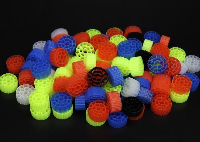 अपशिष्ट जल उपचार के लिए कुंवारी एचडीपीई सामग्री के साथ सफेद और काले रंग के एमबीबीआर फिल्टर मीडिया