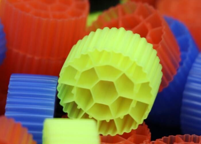 ब्लैक वर्जिन एचडीपीई मटेरियल एमबीबीआर प्लास्टिक फिल्टर मीडिया के लिए मछलीघर 25mm X 12mm