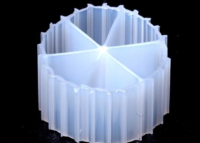 16*10 मिमी का आकार MBBR फिल्टर मीडिया के साथ कुंवारी एचडीपीई सामग्री और तेजी से वाहक बायोफिल्म गठन