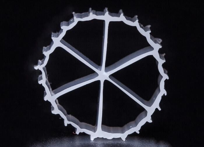 16*10 मिमी का आकार MBBR फिल्टर मीडिया के साथ कुंवारी एचडीपीई सामग्री और तेजी से वाहक बायोफिल्म गठन