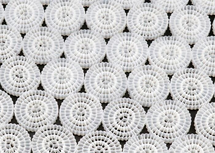 बायो फिल्म ग्रोथ फास्ट K1 माइक्रो फिल्टर मीडिया 25*10 मिमी कोई भी रंगीन एचडीपीई कल्डनेस