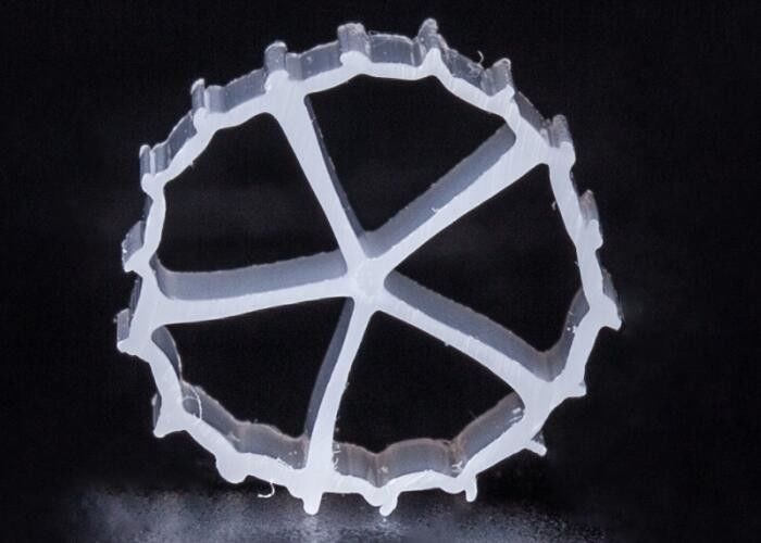 पीई एफडीए कच्चा माल एक्वैरियम K1 माइक्रो फिल्टर मीडिया चलती बिस्तर बायोफिल्म रिएक्टर