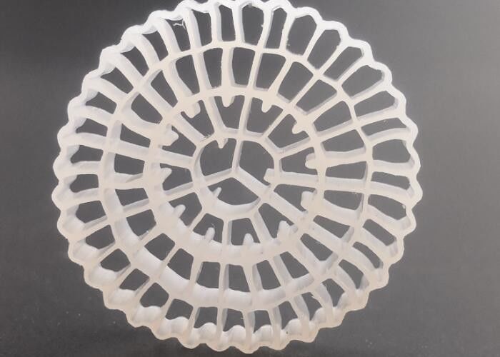 बड़ा सतह क्षेत्रफल 25*4 मिमी और सफेद रंग की कुंवारी एचडीपीई सामग्री एमबीबीआर बायोफिल्म मीडिया