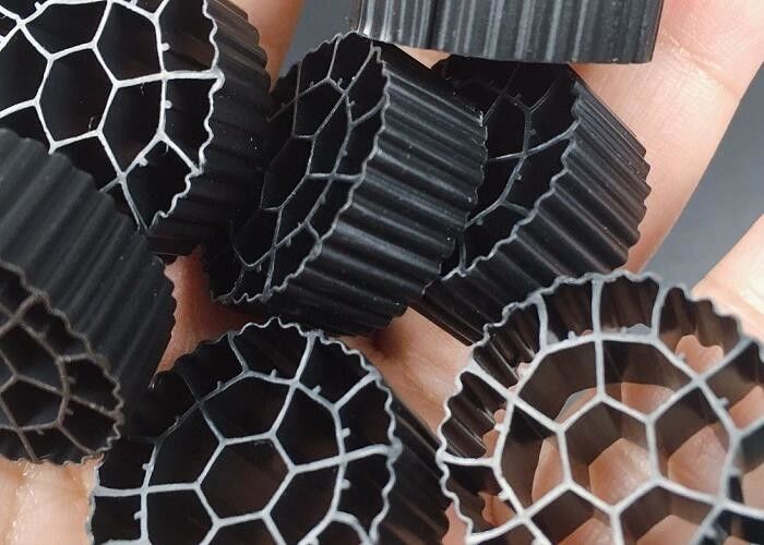 औद्योगिक जल उपचार के लिए काले रंग के 3 एमबीबीआर फिल्टर वाहक 25 * 10 मिमी