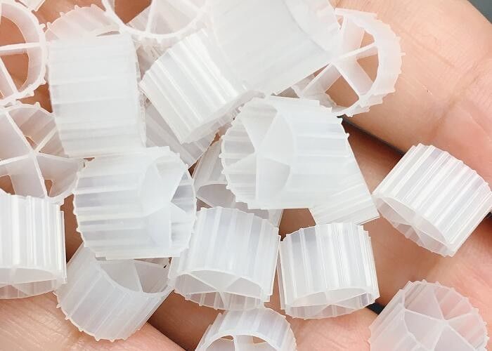 बायोफिल्म एमबीबीआर फिल्टर वाहक गर्म के लिए झींगा पालन आरएएस जल उपचार 10 * 7 मिमी