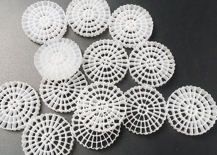 तालाब बायोमास वाहक K3 Mbbr मीडिया बायोलॉजिकल फिल्टरेशन के लिए 25*4 मिमी बायोपाइप IFAS जल उपचार सफेद रंग एचडीपीई