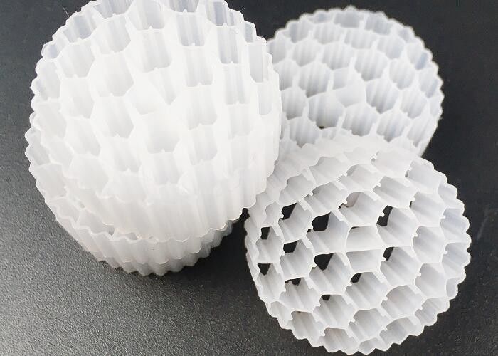 एक्वापोनिक्स एमबीबीआर बायोचिप्स बायो फिल्टर मीडिया पानी के संसाधनों को बचाने के लिए जीवंत बायोफिल्म वृद्धि