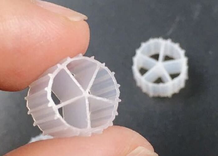 यूवी प्रतिरोधी एचडीपीई 10*7एमएम एमबीबीआर बायोबाल्स आईएफएएस प्रक्रिया 5 कमरे एफडीए सुरक्षित सामग्री फ्लोटिंग मीडिया सस्ती कीमत