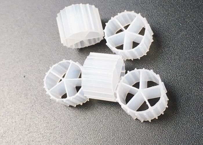 यूवी प्रतिरोधी एचडीपीई 10*7एमएम एमबीबीआर बायोबाल्स आईएफएएस प्रक्रिया 5 कमरे एफडीए सुरक्षित सामग्री फ्लोटिंग मीडिया सस्ती कीमत