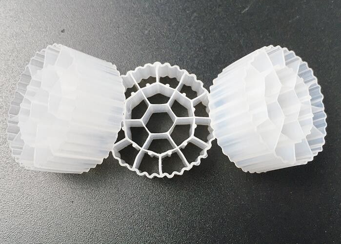 19 छेद 25*10 मिमी सफेद बायोमास फिल्टर वाहक यूवी प्रतिरोधी बायोफिल्म मीडिया