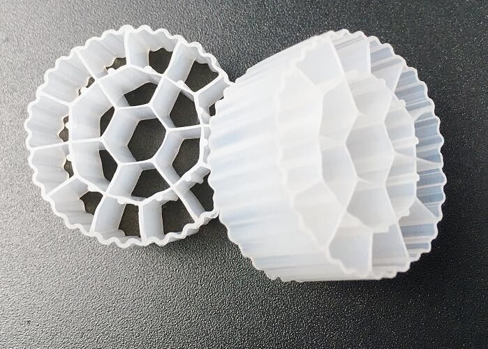 19 छेद 25*10 मिमी सफेद बायोमास फिल्टर वाहक यूवी प्रतिरोधी बायोफिल्म मीडिया