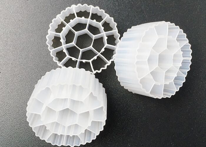 KOI टैंक 19 कमरे MBBR बायोफिल्म वाहक एचडीपीई सामग्री सफेद रंग 25 * 12 मिमी मीडिया सीवेज उपचार एक / ओ प्रक्रिया