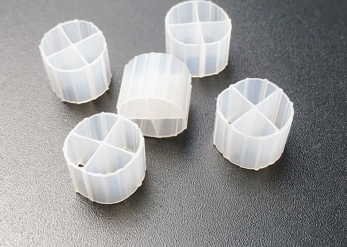 मछली पालन मछली फार्म एमबीबीआर बायो फिल्टर मीडिया 12*9 मिमी एचडीपीई सफेद बायोबॉल एसबीआर प्रक्रिया