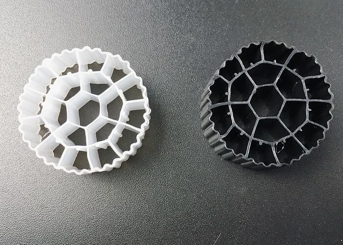 प्लास्टिक के 1 और के 3 बायोबॉल फिल्टर मीडिया एचडीपीई 25 * 12 मिमी रास सफेद रंग जैव वाहक