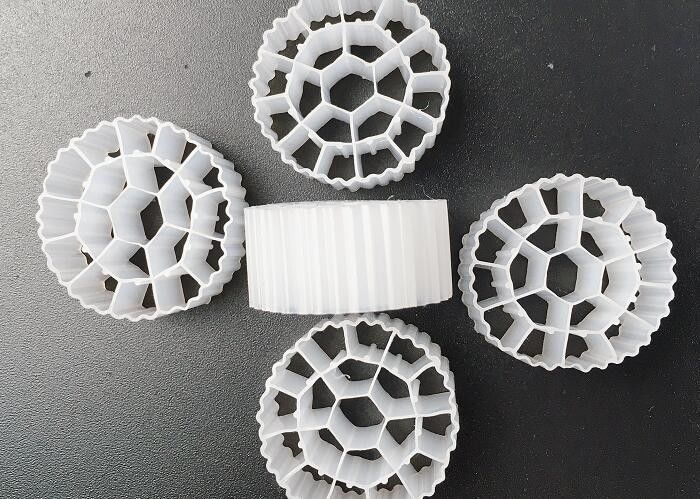 प्लास्टिक के 1 और के 3 बायोबॉल फिल्टर मीडिया एचडीपीई 25 * 12 मिमी रास सफेद रंग जैव वाहक