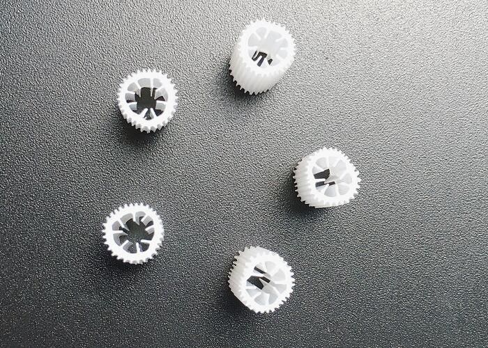 औद्योगिक एचडीपीई फ़िल्टर मीडिया एचआईपीएस सामग्री 5*5 मिमी आकार एसजीएस प्रमाणन अनुकूलित रंग