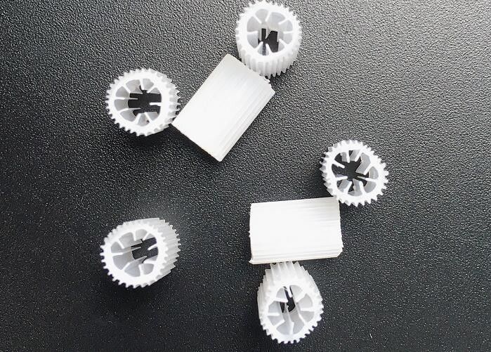 औद्योगिक एचडीपीई फ़िल्टर मीडिया एचआईपीएस सामग्री 5*5 मिमी आकार एसजीएस प्रमाणन अनुकूलित रंग