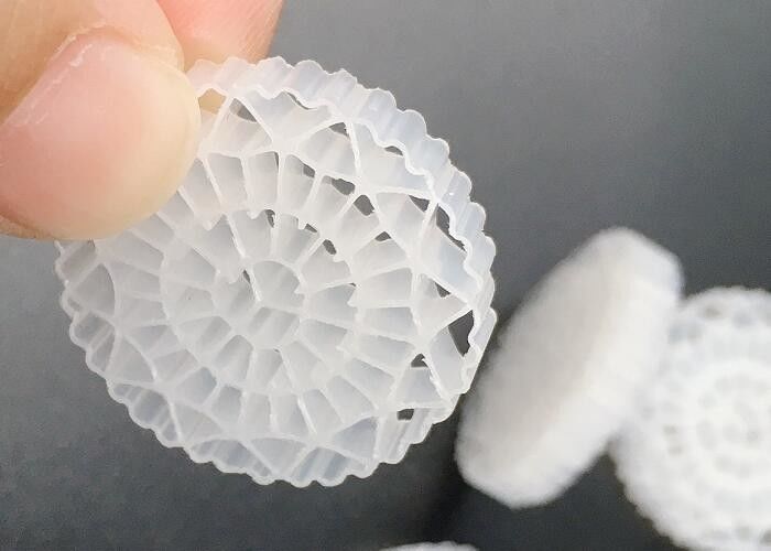 पीई63 फूल के आकार एमबीबीआर बायो मीडिया के साथ बड़ा सतह क्षेत्र 1200m2/m3 सतह क्षेत्र