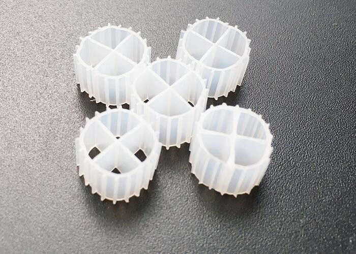 सफेद रंग 11*7mm K1 बायो फिल्टर एचडीपीई एमबीबीआर बायो कैरियर फ्लोटिंग बायोबॉल