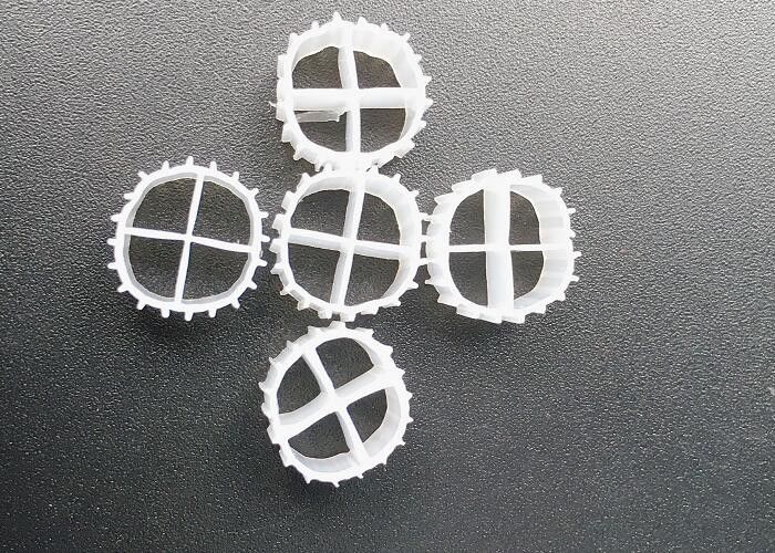 सफेद रंग 11*7mm K1 बायो फिल्टर एचडीपीई एमबीबीआर बायो कैरियर फ्लोटिंग बायोबॉल