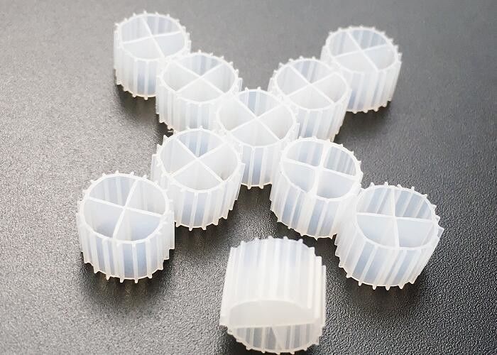 एमबीबीआर बायोफिल्टर मीडिया बायोचिप्स 0.96 - 0.98g / Cm3 घनत्व आरएएस के लिए