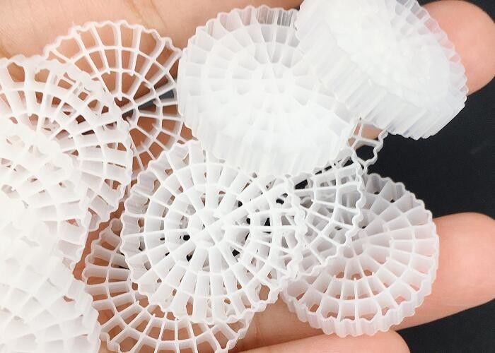 K3 Kaldnes Mbbr फ्लोटिंग बॉल्स BIO फिल्टर मीडिया एचडीपीई 25*4 मिमी सफेद रंग