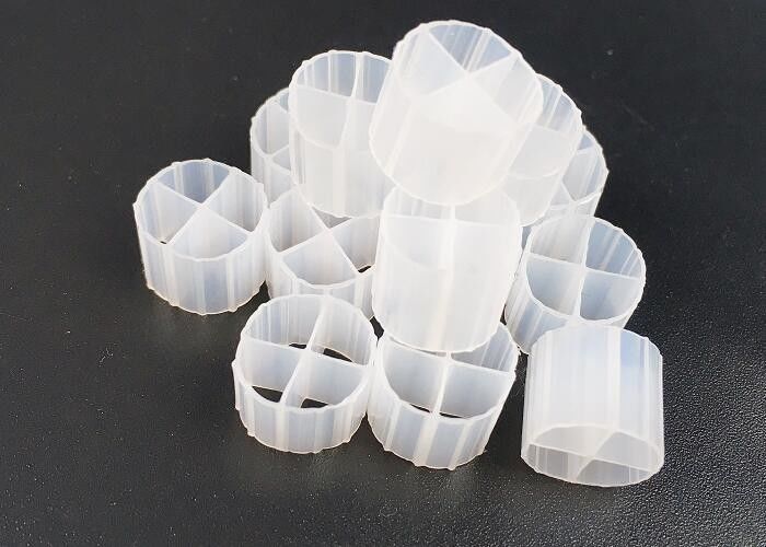 आरएएस के लिए उच्च गुणवत्ता वाले बायोसेल फिल्टर मीडिया के साथ कुंवारी एचडीपीई सामग्री और सफेद रंग