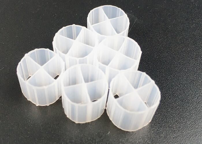 उच्च दक्षता सफेद रंग प्लास्टिक सामग्री फिल्टर मीडिया अपशिष्ट जल उपचार के लिए