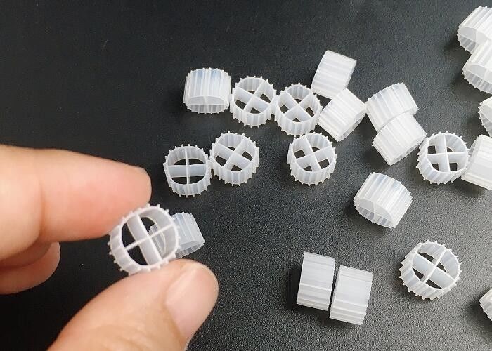 उच्च दक्षता वाला बायोफिल्म वाहक एमबीबीआर फिल्टर मीडिया 11 मिमी एक्स 7 मिमी आकार और सफेद रंग