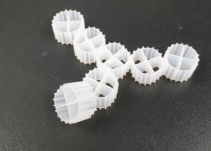 सफेद रंग एमबीबीआर तालाब बायोसेल फिल्टर मीडिया वर्जिन एचडीपीई सामग्री और आरएएस के लिए तैरना