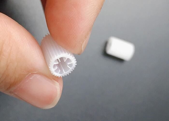 वर्जिन एचआईपीएस सामग्री एमबीबीआर फिल्टर मीडिया फ्लोटिंग माइक्रो बायोपाइप मीडिया अपशिष्ट जल उपचार के लिए