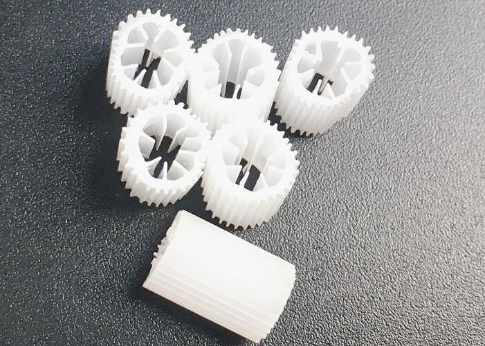 अंतरिक्ष की बचत प्लास्टिक फ्लोटिंग फिल्टर मीडिया Kaldnes बायो फिल्टर मीडिया