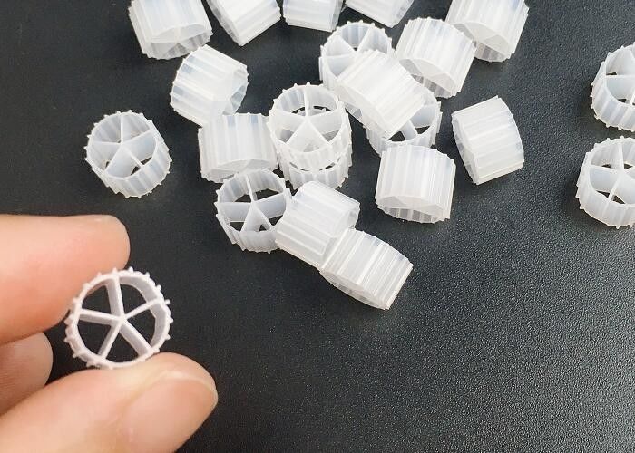 पीई03 बायोलॉजिकल अपशिष्ट जल उपचार तकनीक एमबीबीआर फिल्टर मीडिया पीई पॉलीमर मटेरियल एसबीआर प्रौद्योगिकी