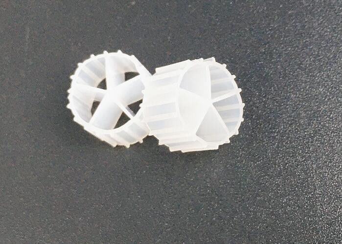 उच्च जैविक गतिविधि सफेद प्लास्टिक फिल्टर मीडिया एचडीपीई मछली तालाब के लिए