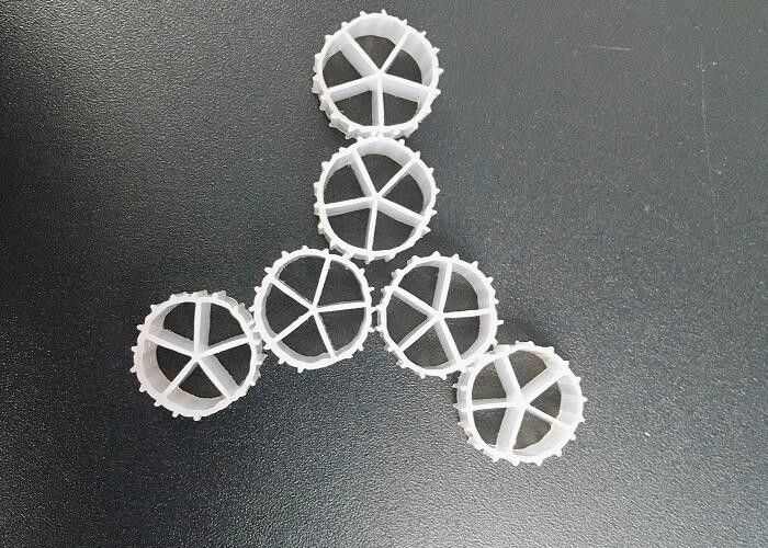 अपशिष्ट जल उपचार के लिए कुंवारी एचडीपीई सामग्री के साथ सफेद रंग के फ्लोटिंग फिल्टर मीडिया