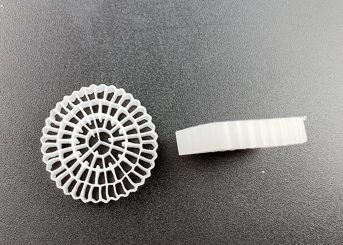 Kaldnes K5 एफडीए सुरक्षा सक्रिय बायोफिल्म फास्ट हैंगिंग Mbbr बायो फिल्टर मीडिया