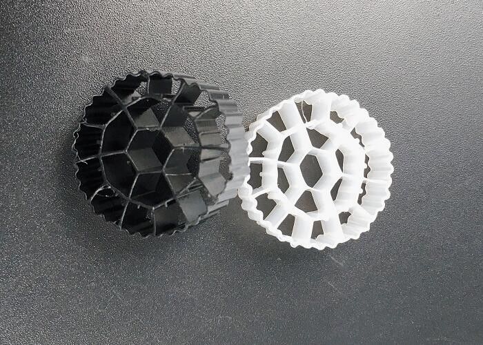 प्लास्टिक MBBR बायो मीडिया एचडीपीई K3 एक्वापोनिक्स फिल्टर मीडिया 500 m2/m3 fda सुरक्षित सामग्री बायोपाइप बायोसेल गेंदों