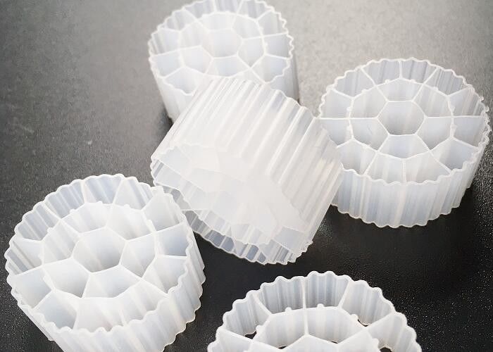 प्लास्टिक MBBR बायो मीडिया एचडीपीई K3 एक्वापोनिक्स फिल्टर मीडिया 500 m2/m3 fda सुरक्षित सामग्री बायोपाइप बायोसेल गेंदों