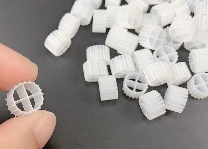 11*7 मिमी प्राकृतिक रंग और कुंवारी एचडीपीई सामग्री एमबीबीआर बायोफिल्म वाहक निर्माता